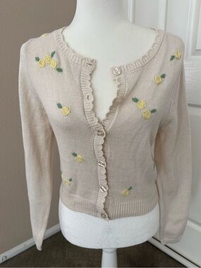 Jessica Simpson cream and embroidered yellow daisy flowers scalloped collar